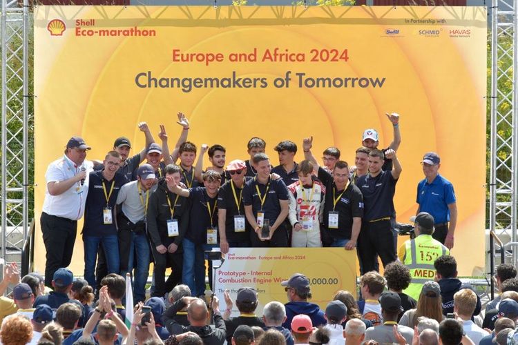 L'équipe de Microjoule La Joliverie sur le podium du Shell Eco Marathon 2024